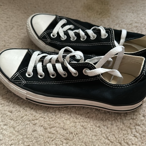 Size 7 women black converse in great condition only worn like couple times - Picture 6 of 6